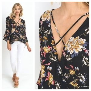🦋MAKE AN OFFER!🦋 Black Floral Top